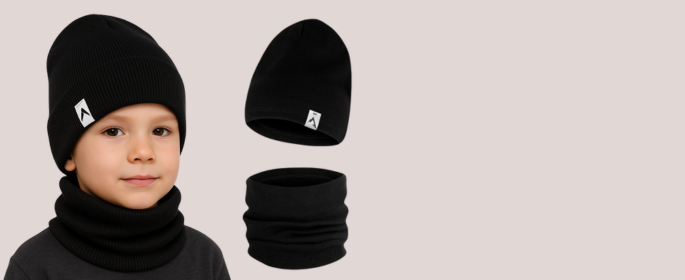 Komplet czapka i komin dziecięcy w kolorze czarnym – chłopiec w zimowym zestawie od Only-Kids.pl