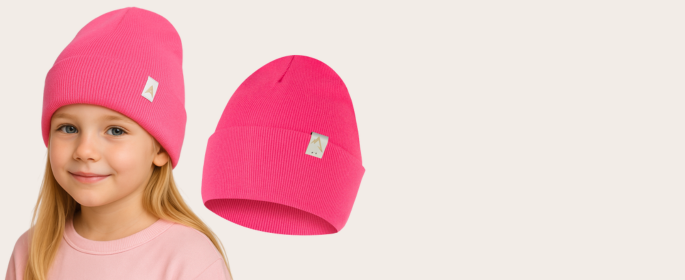 Dziewczynka w różowej czapce dziecięcej z kolekcji Only-Kids.pl – ciepła i stylowa czapka na zimę